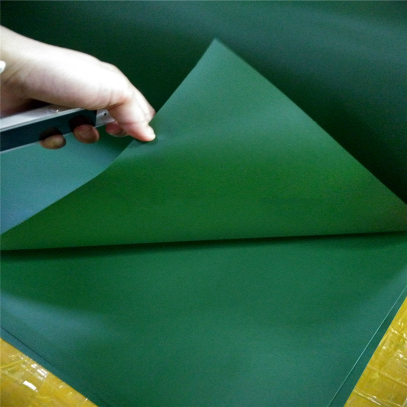 Rollo de PVC de película plástica verde oscuro para alfombras artificiales Césped