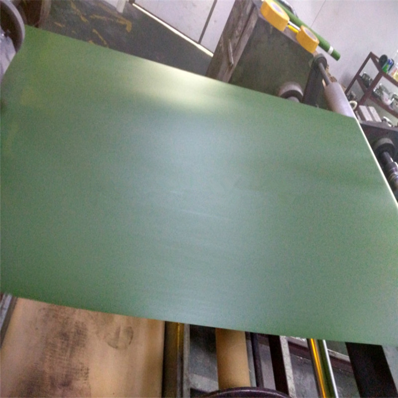 Rollo de PVC de película plástica verde oscuro para alfombras artificiales Césped